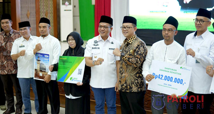 Bupati Bandung, HM. Dadang Supriatna menluncurkan (launching) program insentif untuk 1.070 ustaz/ustazah di Kabupaten Bandung