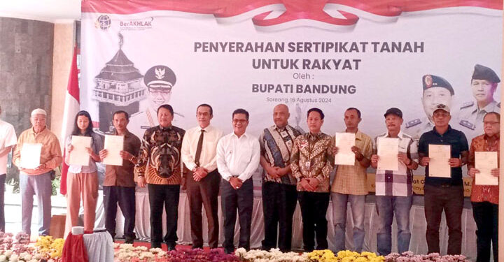 Penyerahan sertifikat Pendaftaran Tanah Sistematis Lengkap (PTSL) bagi masyarakat Desa Cibodas Kecamatan Solokanjeruk, di Kantor BPN Soreang, Jumat (16/8) pagi.