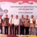 Penyerahan sertifikat Pendaftaran Tanah Sistematis Lengkap (PTSL) bagi masyarakat Desa Cibodas Kecamatan Solokanjeruk, di Kantor BPN Soreang, Jumat (16/8) pagi.
