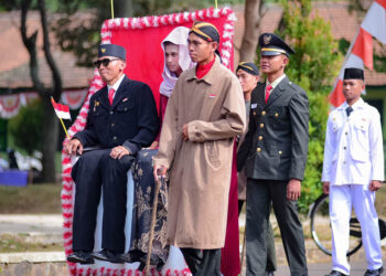 Karakter Jenderal Sudirman dan Bung Karno pada festival kemerdekaan dan drama kolosal yang diikuti oleh seluruh keluarga besar Yonif 330