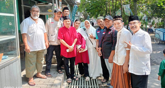 Calon Bupati Bogor, H.R Bayu Syahjohan berfoto bersama usai menghadiri peringatan Maulid Nabi Muhammad SAW 1445 Hijriyah, di Masjid Al-Ikhlas, Bukit Asri Ciomas, Kabupaten Bogor, Ahad (15/9).