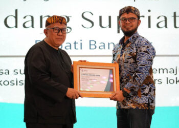 Bupati Dadang Supriatna meraih penghargaan bergengsi Lontar Award dari Serikat Perusahaan Pers sebagai bentuk apresiasi atas jasa dan sumbangsihnya dalam memajukan industri dan ekosistem pers, khususnya pers lokal