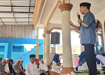 Calon Bupati Bogor, H.R Bayu Syahjohan saat memberikan sambutan pada peringatan Maulid Nabi Muhammad SAW di Masjid Attaqwa, Jl. H. Mawi Desa Waru, Kecamatan Parung, Kamis (19/9).