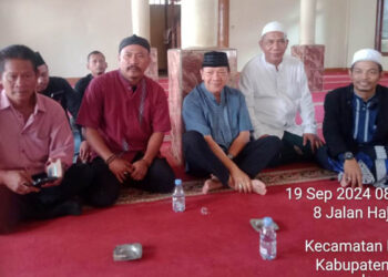 Calon Bupati Bogor, H.R Bayu Syahjohan (tengah) saat mengikuti rangkaian acara pada peringatan Maulid Nabi Muhammad SAW di Masjid Attaqwa, Jl. H. Mawi Desa Waru, Kecamatan Parung, Kamis (19/9).