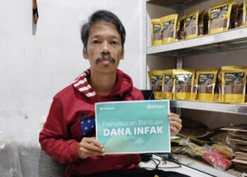 Ujang Saepudin, penjual kopi yang menerima bantuan Modal Usaha dari program Rumah Zakat. (foto: istimewa)