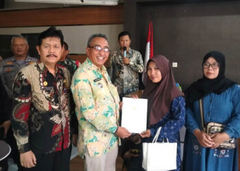 Masyarakat Desa Cileunyi Kulon, Kecamatan Cileunyi, Kabupaten Bandung menerima sertipikat tanah hasil Pendaftaran Tanah Sistematis Lengkap (PTSL)
