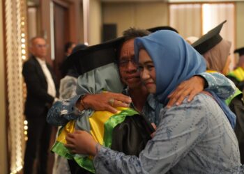 (Foto : Suasana haru dan bahagia para wisudan dan wisudawati memeluk orang tuanya)