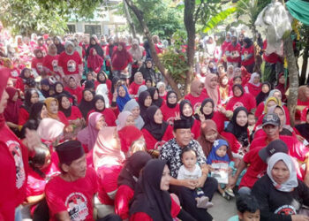 Momen ketika Bayu Syahjohan melakukan kampanye dengan cara unik, yakni duduk di tengah-tengah masyarakat