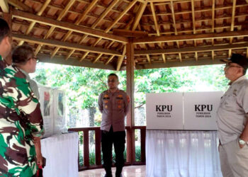 Musyawarah Pimpinan Kecamatan (Muspika) Cileunyi, yakni camat, kapolsek dan danramil mengecek logistik Pilkada serentak 2024