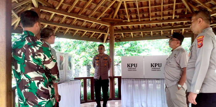 Musyawarah Pimpinan Kecamatan (Muspika) Cileunyi, yakni camat, kapolsek dan danramil mengecek logistik Pilkada serentak 2024