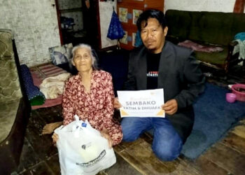 Relawan Rumah Zakat saat menyerahkan bantuan paket sembako. (Foto: Istimewa)