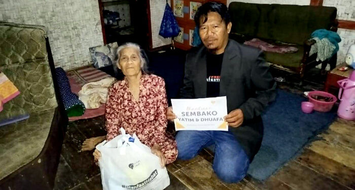 Relawan Rumah Zakat saat menyerahkan bantuan paket sembako. (Foto: Istimewa)
