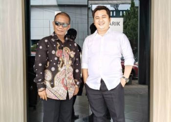 Ketua Tim 9, Andry Yana (kanan) didampingi Ketua Tim Pemenangan Bayu-Musa, Jonny Sirait saat berada di kantor BPKAD Kabupaten Bogor, Senin. (foto: Istimewa)