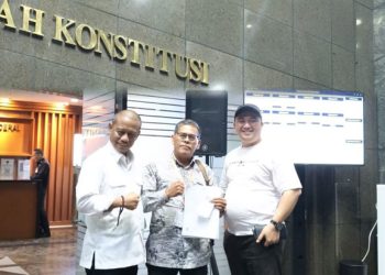 Tim 9 bersama kuasa hukum pasangan calon nomor urut 02, Bayu Syahjohan-Musyafaur Rahman usai mengadukan pelanggaran Pilbup Bogor ke Mahkamah Konstitusi. (foto: Istimewa/bnh)