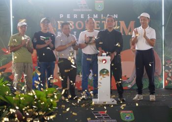 (Foto : Bupati Tanah Bumbu Abah Zairullah Azhar saat peresmian Arboretum at-Ta’if, Jumat (10/1/2025) di Batulicin) 