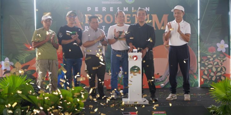 (Foto : Bupati Tanah Bumbu Abah Zairullah Azhar saat peresmian Arboretum at-Ta’if, Jumat (10/1/2025) di Batulicin) 