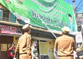 Bupati Sumedang H. Dony Ahmad Munir bersama Wakil Bupati M. Fajar Aldila dan Sekretaris Daerah Hj. Tuti Ruswati menertibkan baliho di Bundaran Alam Sari. (Foto: Istimewa/hms)