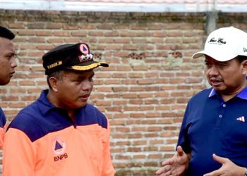 Bupati Sumedang H. Dony Ahmad Munir didampingi Camat Cimanggung Agus Wahyudin serta unsur dari BPBD Kabupaten Sumedang meninjau langsung kondisi aliran Sungai Cimande. (foto: istimewa)