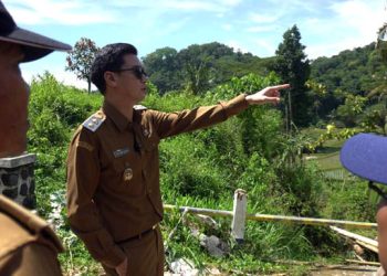 Wakil Bupati Sumedang M Fajar Aldila meninjau Jembatan Cibayawak Dusun Cikeusi, Desa Cinangsi, Kecamatan Cisitu. (foto: Istimewa)