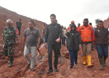 Wakil Bupati Sumedang, M. Fajar Aldila didampingi Sekretaris Daerah Kabupaten Sumedang Tuti Ruswati terjun langsung meninjau lokasi banjir lumpur di Kecamatan Cisitu. (Foto: Humas/Istimewa)