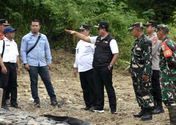 Bupati Sumedang H. Dony Ahmad Munir meninjau jalan amblas di ruas Jalan Cisumur-Nanggerang Blok Haur Papak Kecamatan Surian. (Foto; Humas)