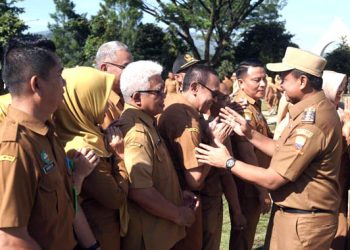 Bupati Sumedang Dony Ahmad Munir usai memimpin apel pasca libur hari raya Idul Fitri 1446 H di Lapangan Upacara Pusat Pemerintahan Sumedang. (Foto: Istimewa/Humas)