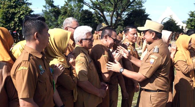 Bupati Sumedang Dony Ahmad Munir usai memimpin apel pasca libur hari raya Idul Fitri 1446 H di Lapangan Upacara Pusat Pemerintahan Sumedang. (Foto: Istimewa/Humas)