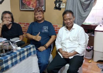 Jonny Sirait (kanan, kemeja putih)