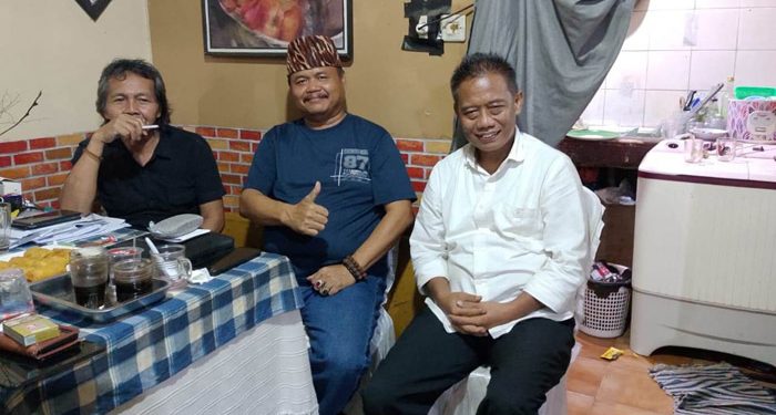 Jonny Sirait (kanan, kemeja putih)