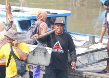 Nelayan bagang di Desa Betung, Kecamatan Kusan Hilir, Tanah Bumbu, Kalimantan Selatan, tampak menurunkan box ikan berisi hasil tangkapan laut segar setelah bermalam di perairan Pagatan, Minggu, 24 Agustus 2025.