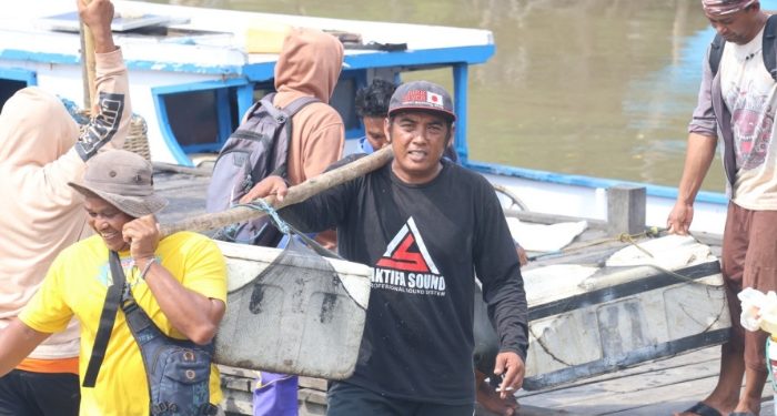 Nelayan bagang di Desa Betung, Kecamatan Kusan Hilir, Tanah Bumbu, Kalimantan Selatan, tampak menurunkan box ikan berisi hasil tangkapan laut segar setelah bermalam di perairan Pagatan, Minggu, 24 Agustus 2025.