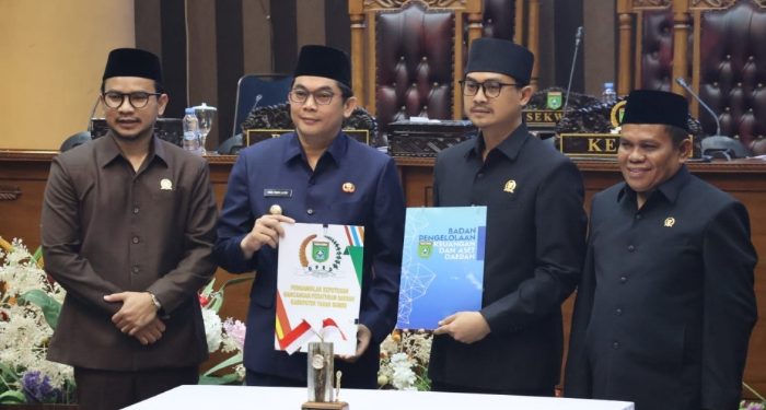 Bupati Tanah Bumbu Andi Rudi Latif bersama Ketua DPRD Andre Atma Maulani, Wakil Ketua I H. Hasanuddin, dan Wakil Ketua II Sya’bani Rasul usai penandatanganan keputusan Rancangan Perubahan APBD Tahun Anggaran 2025 pada Rapat Paripurna di Batulicin, Selasa (12/8/2025).