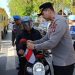 Wakapolres Tanah Bumbu, Kompol Apriyansa Sinatra, memasangkan bendera merah putih. Foto Dok Istimewa