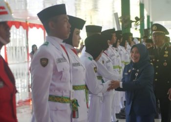 Pj Sekretaris Daerah Yulian Herawati secara resmi mengukuhkan 48 anggota Pasukan Pengibar Bendera Pusaka (Paskibraka) Kabupaten Tanah Bumbu Tahun 2025 angkatan ke-22.
