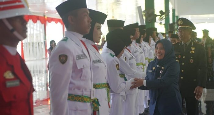 Pj Sekretaris Daerah Yulian Herawati secara resmi mengukuhkan 48 anggota Pasukan Pengibar Bendera Pusaka (Paskibraka) Kabupaten Tanah Bumbu Tahun 2025 angkatan ke-22.