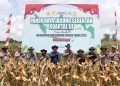 Wakapolres Tanah Bumbu Kompol Apriyansa Sinatra bersama jajaran kepolisian dan perwakilan instansi terkait saat menghadiri Panen Raya Jagung Serentak Kuartal III di Kelurahan Gunung Tinggi, Kecamatan Batulicin, Sabtu (27/09/2025). (PN.net)