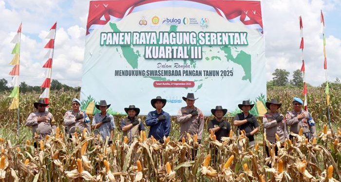 Wakapolres Tanah Bumbu Kompol Apriyansa Sinatra bersama jajaran kepolisian dan perwakilan instansi terkait saat menghadiri Panen Raya Jagung Serentak Kuartal III di Kelurahan Gunung Tinggi, Kecamatan Batulicin, Sabtu (27/09/2025). (PN.net)