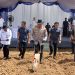 Kapolres Tanah Bumbu AKBP Arief Prasetya, S.I.K., M.Med.Kom bersama perwakilan Bulog, perwakilan PT Arutmin Indonesia, Perwakilan Dinas Pertanian serta Camat Simpang Empat menanam jagung. (Foto: Polres Tanah Bumbu)