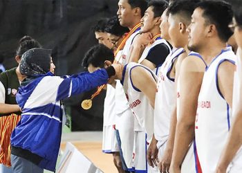 Sekretaris Daerah (Sekda) Yulian Herawati menutup secara resmi Kejurkab Basketball League Kabupaten Tanah Bumbu Tahun 2025 di Lapangan Basket Hutan Kota Batulicin. (Foto: Istimewa)