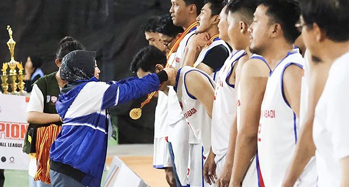 Sekretaris Daerah (Sekda) Yulian Herawati menutup secara resmi Kejurkab Basketball League Kabupaten Tanah Bumbu Tahun 2025 di Lapangan Basket Hutan Kota Batulicin. (Foto: Istimewa)