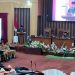 Plt Asisten Pemerintahan dan Kesra M. Putu Wisnu Wardhana menyampaikan sambutan dalam rapat paripurna PDRD Tanah Bumbu tentang pembentukan 17 desa definitive baru di tujuh kecamatan.  (Foto: Istimewa)