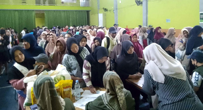 Kemenko Pangan RI Serahkan Sembako