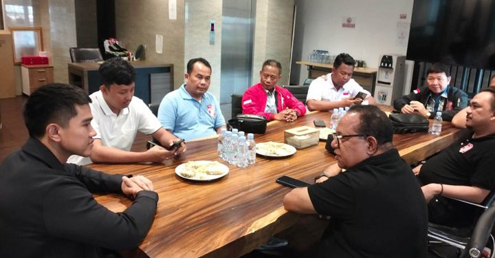 Pengurus DPP Barisan Relawan Jalan Perubahan (Bara JP) saat bersilaturahmi dengan Ketua Umum Partai Solidaritas Indonesia (PSI) Kaesang Pangarep