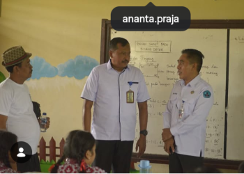 Direktur Pemantauan dan Pengawasan Wilayah I Harjito Berdiri di Tengah