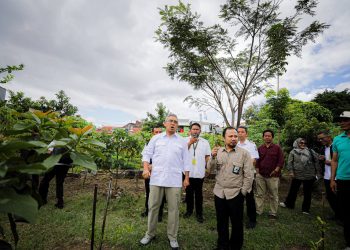Asisten Deputi Penyelenggara Tata Ruang dan Penataan Agraria, Djuang Fadjar Sodikin, bersama Wali Kota Bandung Muhammad Farhan