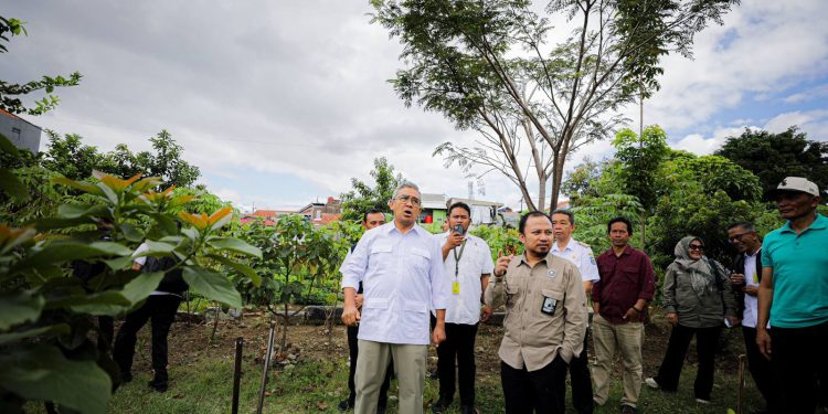 Asisten Deputi Penyelenggara Tata Ruang dan Penataan Agraria, Djuang Fadjar Sodikin, bersama Wali Kota Bandung Muhammad Farhan