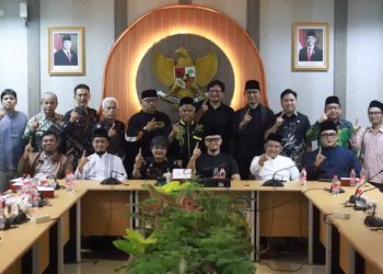 Berfoto bersama dengan ormas Islam yang mendukung disahkannya Perda Pencegahan dan Pengendalian Perilaku Seks Berisiko dan Penyimpangan Seksual.