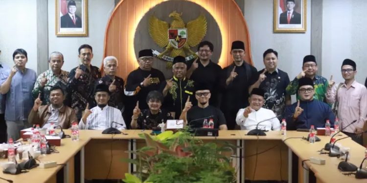 Berfoto bersama dengan ormas Islam yang mendukung disahkannya Perda Pencegahan dan Pengendalian Perilaku Seks Berisiko dan Penyimpangan Seksual.