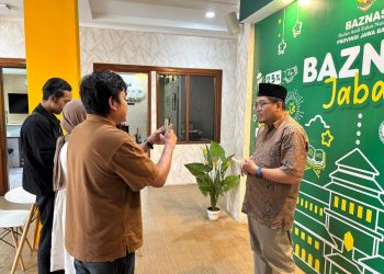Pimpinan Bidang SDM, Administrasi, Umum, dan Humas BAZNAS Jawa Barat, Nana Sudiana memberikan keterangan pers