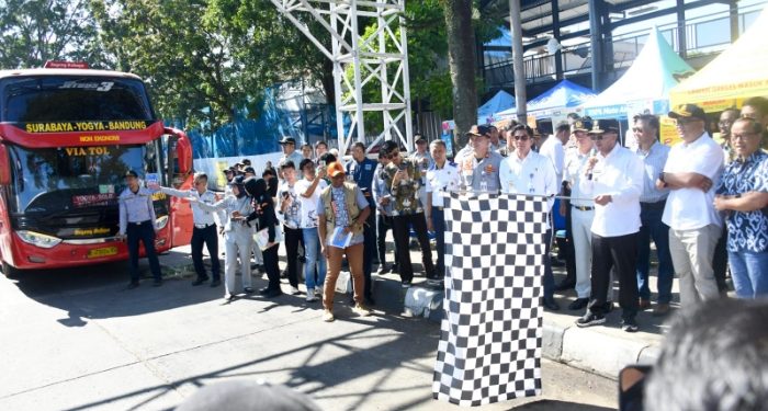 Wakil Gubernur Jawa Barat Erwan Setiawan melepas peserta program Mudik Gratis Provinsi Jawa Barat Tahun 2026 di Terminal Leuwipanjang, Kota Bandung.